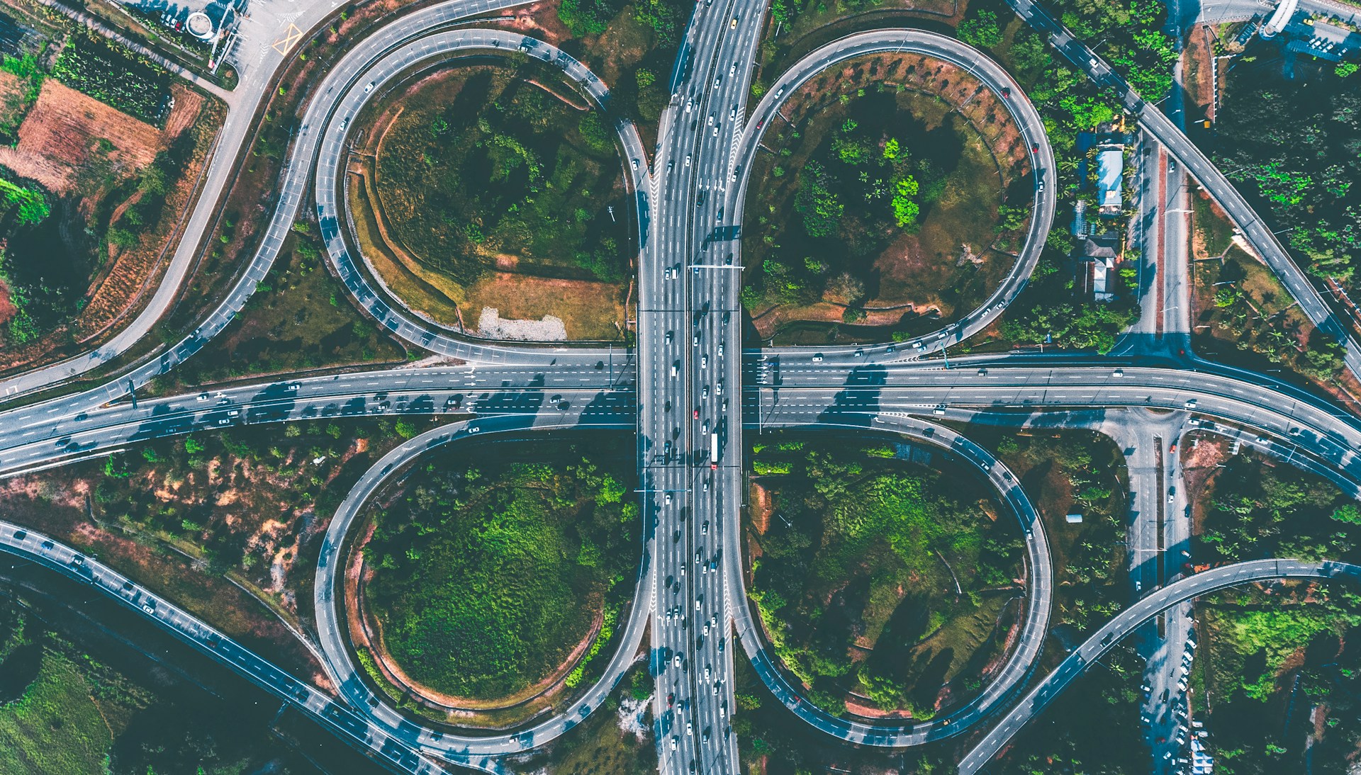 Semantic Infrastructure and AI Search Pathways Aerial view of a complex highway interchange, used as a visual metaphor for semantic infrastructure, information flows and AI search pathways.