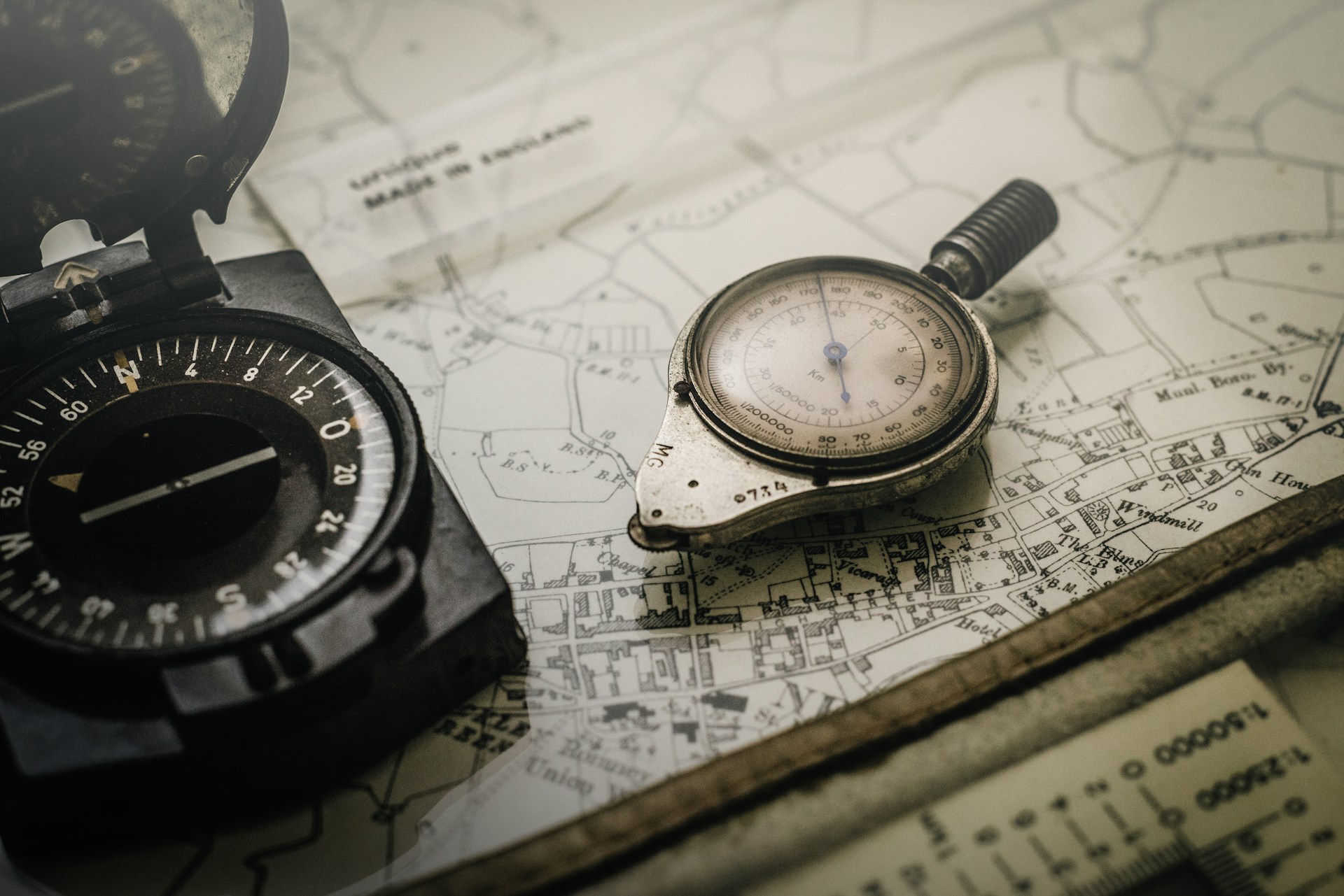Mapeo de palabras clave a entidades para la intención de búsqueda Brújula y herramienta de medición sobre un mapa, ilustrando el proceso de conexión entre palabras clave, entidades e intención de búsqueda
